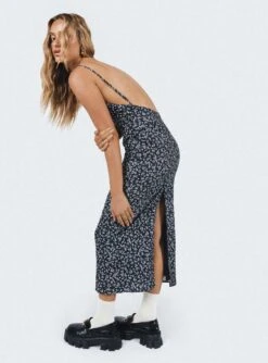 Princess Polly Arkana Maxi Dress Black Floral -Princess Polly Sales 00 modelinfo saskia us2 8cbc2bfa 99f0 4011 9633 0b7f60d7b063