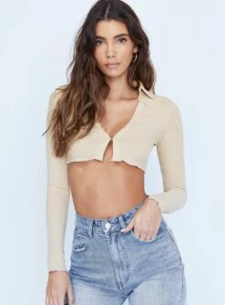 Princess Polly Arya Long Sleeve Top Beige -Princess Polly Sales 1 modelinfo Cindy US2 690a0d61 6cba 47e5 affb a0d3e67b427e