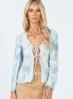 Princess Polly Chosen Long Sleeve Top Blue -Princess Polly Sales 1 modelinfo Emma Leigh us4 ce554f17 0882 4439 aaf3 08651d415851