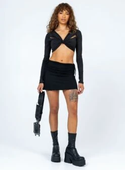 Beccy Long Sleeve Crop Top Black -Princess Polly Sales 2 modelinfo Alyssa us4 520526f6 5cc3 4c46 8adc 5478f56a4126