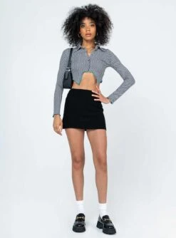 Princess Polly Tavi Long Sleeve Top Black -Princess Polly Sales 2 modelinfo Lindsay us2 3d117759 c0f0 4c35 a438 36ff07b8f67c