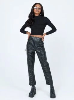 Princess Polly Kobe Long Sleeve Top Black -Princess Polly Sales 2 modelinfo Tori us2 dd0e37a2 0492 4cf1 a69b 26000ffb6142