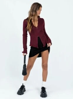 Princess Polly Lahey Long Sleeve Polo Knit Top Maroon -Princess Polly Sales 2 modelinfo elise us2 13e4e520 0cd8 4cd7 aa30 b0b54fad2b2b