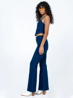 Princess Polly Buckley Denim Jeans Blue -Princess Polly Sales 3 modelinfo Ariel us2