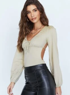 Princess Polly Patsy Bodysuit Green 6 Princess Polly Patsy Bodysuit Green -Princess Polly Sales 3 modelinfo Cindy US2 e3c97ce7 0a16 4dec 885b b270680adc6f