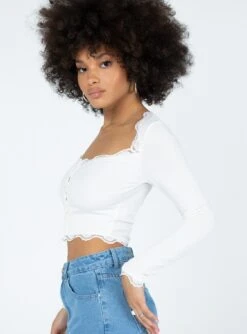 Princess Polly Rainey Long Sleeve Top White -Princess Polly Sales 3 modelinfo Jamea US4. d8542734 ba94 4465 acff 7f0e31c86ba3