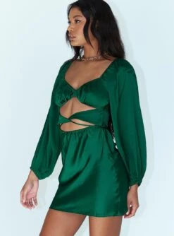 Princess Polly Nakita Long Sleeve Mini Dress Green -Princess Polly Sales 3 modelinfo Jasmin us4 33c2c814 3805 47bb b306 cdc3dfd57120
