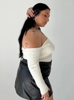 Katandra Off Shoulder Top Ivory Curve 6 Katandra Off Shoulder Top Ivory Curve -Princess Polly Sales 3 modelinfo Javi us14 1009725d 30b8 4b15 9ff3 aaadfaae301a