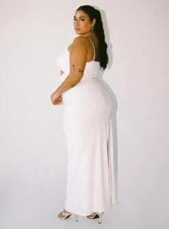 Maci Maxi Dress White Curve -Princess Polly Sales 3 modelinfo Javi us14 8286caf9 5570 4ee5 b963 c568b154a47f