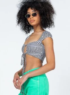 Princess Polly Brunswick Top Black / White -Princess Polly Sales 3 modelinfo Lindsay us2 51bdec3d 4836 4e91 9fc6 2b2ea5996478