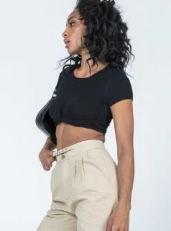 Princess Polly Brookfield Top Black -Princess Polly Sales 3 modelinfo Lyric us2 db74fada 08b6 4381 967b 81512c14338a