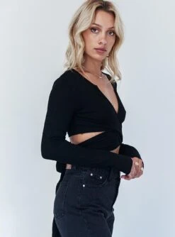 Princess Polly Pheonix Top Black -Princess Polly Sales 3 modelinfo Michaela us2 db246c16 66b5 45a1 8121 07c6a6a38a52