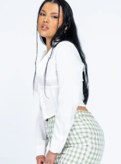 Princess Polly Oliver Long Sleeve Shirt White -Princess Polly Sales 3 modelinfo alicia us10 b6aab7bf 519f 4f49 a432 b58e24efc8e9