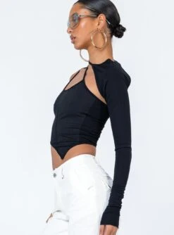 Princess Polly Ashbury Long Sleeve Top Black -Princess Polly Sales 3 modelinfo bella us2 53a1af8a e8a5 442d 967f cf5d40b1a481