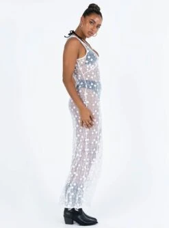 Princess Polly Britton Lace Maxi Dress White -Princess Polly Sales 3 modelinfo lola us4 d8f5c563 5afb 4d81 b37c 8336c59fb9b4