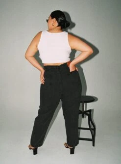 Zaiden Straight Leg Jeans Black Denim Curve -Princess Polly Sales 3 modelinfo sarah us14 10453a45 fb3b 4bba a021 803a71ce4fbe