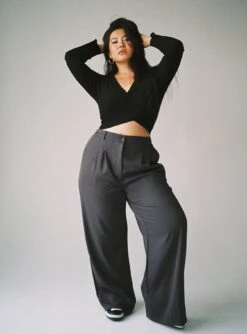 Abigal Top Curve 7 Abigal Top Curve -Princess Polly Sales 3 modelinfo sarah us14 71a4237f bc32 4588 87d5 d6a016799ad0