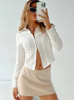 Princess Polly Cantel Shirt White -Princess Polly Sales 3 modelinfo saskia us2 3ceb8771 4687 49df bf5f 0f9ab99daf71