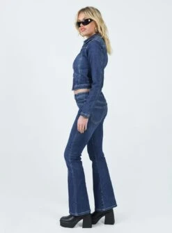 Princess Polly Samner Low Rise Bootcut Jeans Dark Blue -Princess Polly Sales 3 modelinfo susanna us4 5feb4bf8 d118 40cb 8a4b 0d93237e5be9