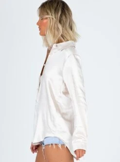 Vintage Vibes Shirt Champagne -Princess Polly Sales 3 f4bff4bb 362b 4175 b6cb 67f4f3f33180