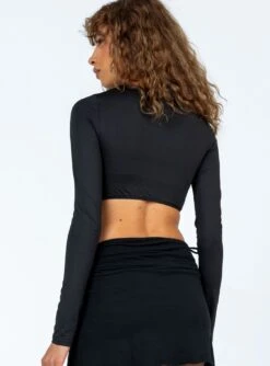 Beccy Long Sleeve Crop Top Black -Princess Polly Sales 4 modelinfo Alyssa us4 f10cd5b8 cd1a 4f2e 899a 640381496462