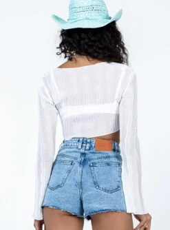 Princess Polly Altin Long Sleeve Top White -Princess Polly Sales 4 modelinfo Ariel us2 2b57e463 aa11 4f69 9137 8692c26d1b5b