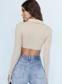 Princess Polly Arya Long Sleeve Top Beige -Princess Polly Sales 4 modelinfo Cindy US2 38e17b06 33b4 4d2d a436 360e40fd7316