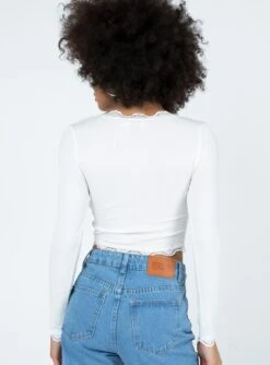 Princess Polly Rainey Long Sleeve Top White -Princess Polly Sales 4 modelinfo Jamea US4. 21aa2cdc 2fde 4b11 b517 4d88e112e32a