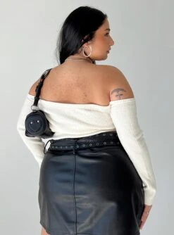 Katandra Off Shoulder Top Ivory Curve 7 Katandra Off Shoulder Top Ivory Curve -Princess Polly Sales 4 modelinfo Javi us14 41e6d7a9 4a62 4dd9 ac4a ccdeff4b3900