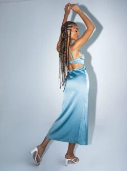 Princess Polly Jayda Maxi Dress Blue -Princess Polly Sales 4 modelinfo Juliette US2 70086c6c 2148 46ff a5aa 382a091ebf0f