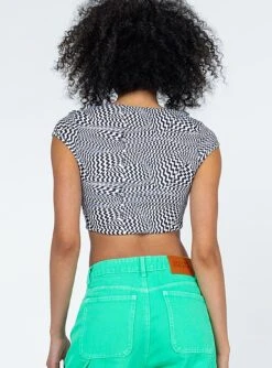 Princess Polly Brunswick Top Black / White -Princess Polly Sales 4 modelinfo Lindsay us2 edd055c6 b091 4c6d a4ed 53bdcf9a0508