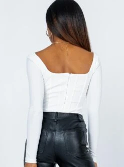 Princess Polly Janie Bodysuit White -Princess Polly Sales 4 modelinfo carter us2 31b4248c 970b 4041 b026 2267e85d8cd0