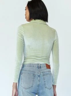 Princess Polly Elody Long Sleeve Top Velvet Green -Princess Polly Sales 4 modelinfo chloe us2 7