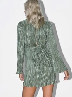 Princess Polly Cindie Mini Dress Green -Princess Polly Sales 4 modelinfo emily us2 7552d5cf 3c54 4992 a1a9 22c501b1db20