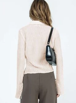 Princess Polly Aluna Shirt Beige -Princess Polly Sales 4 modelinfo fiona us0 00db00ee b080 4780 a335 bb164a8ae735