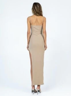 Princess Polly Tiana Maxi Dress Brown -Princess Polly Sales 4 modelinfo fiona us2 ec0dea7f 61b4 4a7b ac10 f357950fb1fc