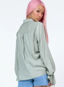 Princess Polly Forbidden Shirt Sage -Princess Polly Sales 4 modelinfo jayechelle us4 9150d54e 332f 4447 9ae8 1be0fb0d685d