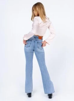 Princess Polly Tampico Flare Leg Denim Jeans -Princess Polly Sales 4 modelinfo josie us4 e13c6e73 b3c3 4a78 8f1e bed3bef93183