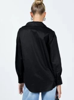 Princess Polly Hexon Shirt Black -Princess Polly Sales 4 modelinfo kiana us2 84ea7877 22ae 486d b79b bae70d0569f3