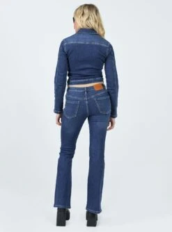 Princess Polly Samner Low Rise Bootcut Jeans Dark Blue -Princess Polly Sales 4 modelinfo susanna us4 0cc71f41 8f58 42b6 ad95 ecfa44d790e2