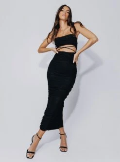 Princess Polly Lapira Maxi Dress Black -Princess Polly Sales 5 modelinfo Cindy us2 3348401a fc89 4a5a 9113 cc2e93fc816a