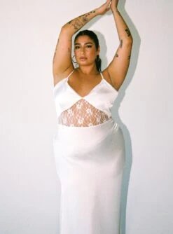 Roselle Maxi Dress White Curve -Princess Polly Sales 5 modelinfo Javi us14 dc416899 c443 4096 9b96 81801fd0ec5d