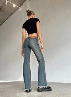Princess Polly Carmella Low Waist Y2K Jeans Denim -Princess Polly Sales 5 modelinfo KIANA us2 9a117ade 0f25 4c2a ad8b f28b2e82da8d