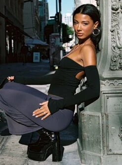 Princess Polly Weller Long Sleeve Top Black -Princess Polly Sales 5 modelinfo Kiele us4 79c13867 6683 4e07 a884 100d8d15b6cb