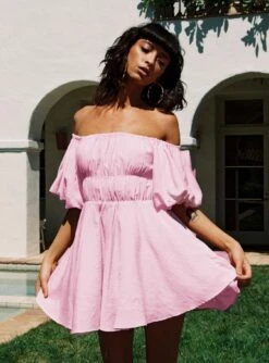 Princess Polly Halton Mini Dress Pink -Princess Polly Sales 5 modelinfo Natalia us4 30161b12 75b2 4b04 91fa 19e96343f170