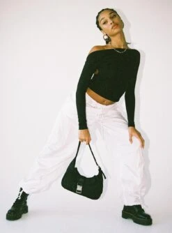 Princess Polly Rixie Long Sleeve Top Black -Princess Polly Sales 5 modelinfo Sumer us2 8c7863ff db84 4691 bfdc 4fd6aadea88b