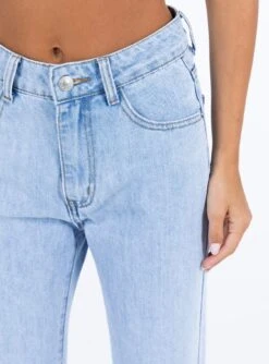 Princess Polly Zelkova Flared Jeans Mid Wash Denim -Princess Polly Sales 5 modelinfo elise us2 e038fc8f 4d8e 4c55 8bf2 8f7a33836de8