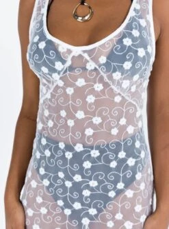 Princess Polly Britton Lace Maxi Dress White -Princess Polly Sales 5 modelinfo lola us4 63bde474 cf57 4f2d bac1 00b3ae2136d4