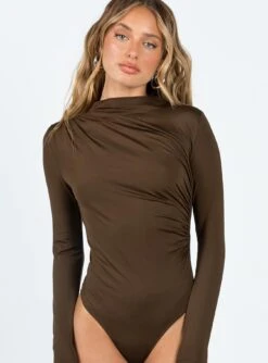 Cetrone Long Sleeve Bodysuit Brown -Princess Polly Sales 5 modelinfo saskia us2 4901d23a eadb 4eb1 823c eb5185723739