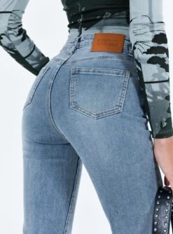 Princess Polly Keels Flare Denim Jeans 9 Princess Polly Keels Flare Denim Jeans -Princess Polly Sales 6 modelinfo kiana us2 32f4e5c3 54fd 4e90 a31b 7ebb3b95a904